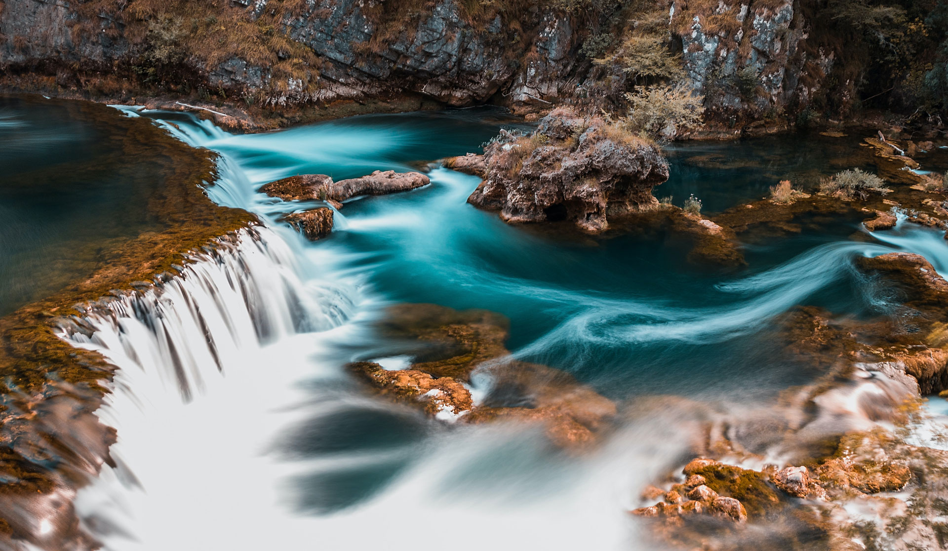 waterfall with streamlines visible